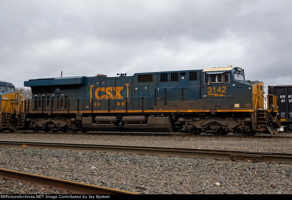 CSX 3142 is in charge of today's M424